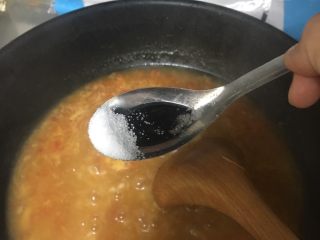 9、疙瘩汤,加适量白糖和盐,煮5分钟左右(面疙瘩煮熟即可,可以尝一下)