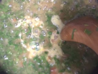 10、疙瘩汤,疙瘩煮熟后加入青菜再煮上2分钟,青菜煮烂后加入蛋液,搅匀