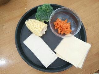 1、蔬菜鸡蛋杯,准备好食材。