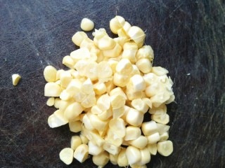 2、蔬菜鸡蛋杯,玉米切成粒