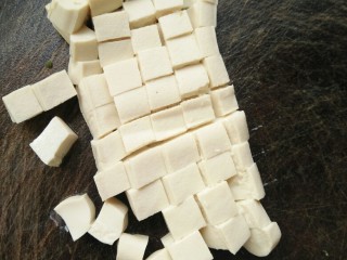 3、蔬菜鸡蛋杯,豆腐切小块。