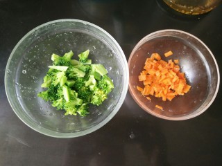 4、蔬菜鸡蛋杯,西蓝花和胡萝卜切成小丁。