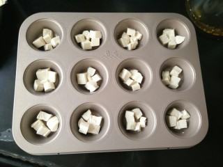 5、蔬菜鸡蛋杯,模具量先放一层豆腐。