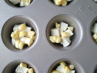 6、蔬菜鸡蛋杯,接着放入玉米粒。