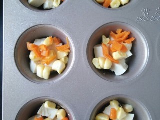7、蔬菜鸡蛋杯,再放胡萝卜。