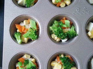 8、蔬菜鸡蛋杯,放西蓝花。