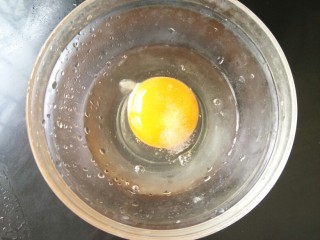 9、蔬菜鸡蛋杯,鸡蛋加入适量盐，打散。