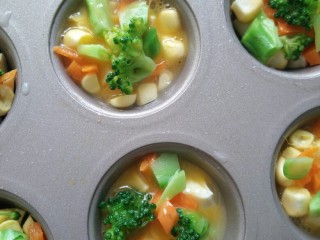 10、蔬菜鸡蛋杯,倒入模具八分满。