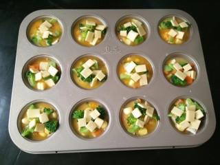 11、蔬菜鸡蛋杯,最后铺上芝士。