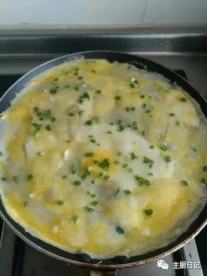 4、无油早餐鸡蛋煎饼灌饼,接着撒上葱花