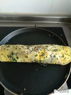 8、无油早餐鸡蛋煎饼灌饼,慢慢卷好就ok了