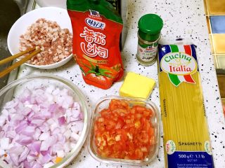 1、番茄肉末意面,准备食材