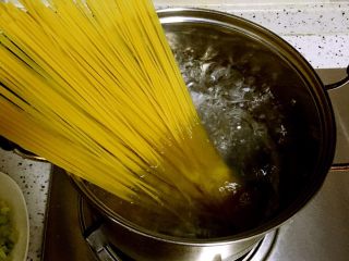 2、番茄肉末意面,下意面