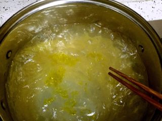 3、番茄肉末意面,倒入橄榄油，顺时针搅拌，煮10分钟左右。