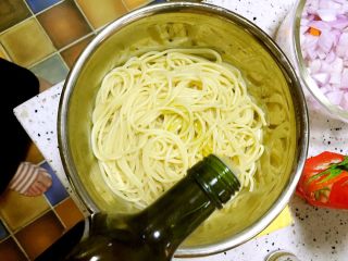 4、番茄肉末意面,捞出沥水，放橄榄油，搅拌均匀，备用。