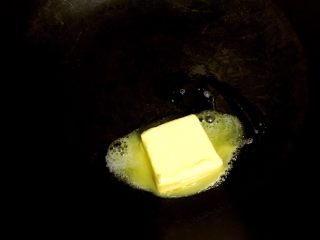 5、番茄肉末意面,锅里下黄油。