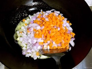 6、番茄肉末意面,倒入切丁的洋葱和胡萝卜。