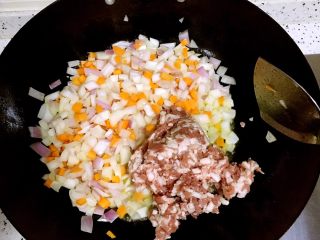 7、番茄肉末意面,倒入肉末。