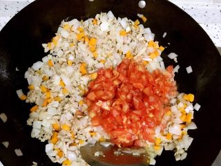 8、番茄肉末意面,倒入番茄丁。