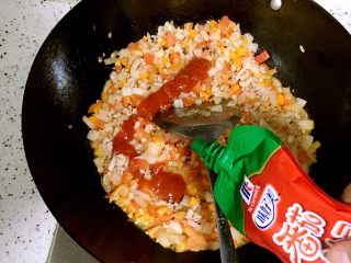 9、番茄肉末意面,放番茄酱。