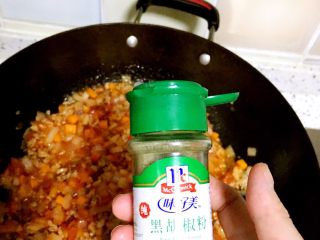 10、番茄肉末意面,放黑胡椒粉。
