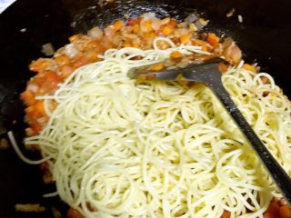 11、番茄肉末意面,最后，下面，小火搅拌均匀。