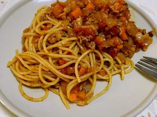 12、番茄肉末意面,捞出，先捞面，在把酱倒上面。