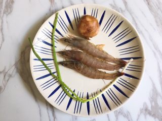 1、宝宝辅食之香菇虾蓉粥,准备如上食材。