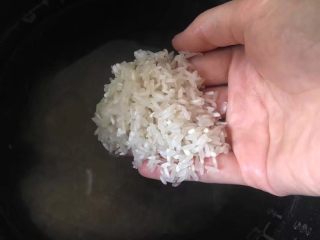 2、宝宝辅食之香菇虾蓉粥,将大米淘洗干净，宝宝吃的辅食一般我都提前煲好，当然如果你有时间的话，可以就吃就煲～