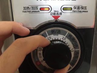 3、宝宝辅食之香菇虾蓉粥,电高压锅内胆注入适量清水，功能选择粥～时间一到自动保温，省时省力。