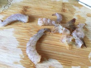 4、宝宝辅食之香菇虾蓉粥,煲好白粥后再处理虾，洗净去壳。