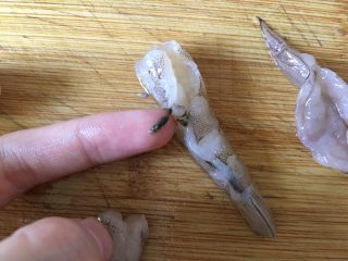 5、宝宝辅食之香菇虾蓉粥,用刀开背，剔除背部虾线。