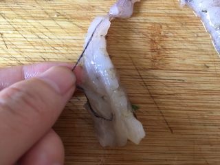 6、宝宝辅食之香菇虾蓉粥,腹部虾虾也一起去掉。