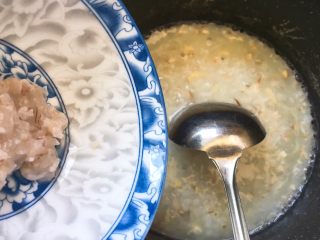 12、宝宝辅食之香菇虾蓉粥,倒入腌制好的虾蓉继续大火熬一分钟即可！