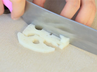 1、健脾开胃猪肉粥,莲藕切丁。