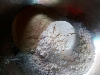 2、香蕉船,盆中放入三勺面粉，二勺玉米粉和半勺泡打粉拌匀。