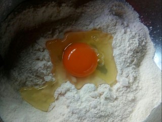 3、香蕉船,打入一个鸡蛋，拌匀。