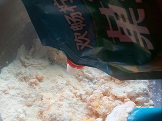 4、香蕉船,加点柠檬味果珍拌匀。