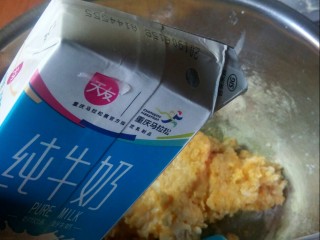 5、香蕉船,分次加牛奶，调面糊。
