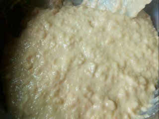 6、香蕉船,将面糊调合成半流动状。