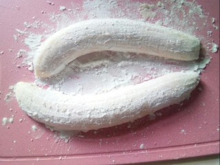 8、香蕉船,裹上玉米淀粉。