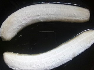 9、香蕉船,放入平底锅煎定形。