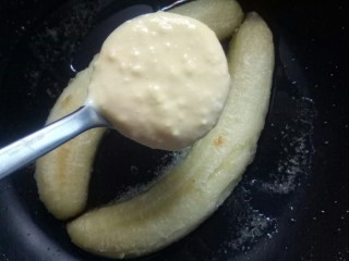 11、香蕉船,中间空处，倒入面糊，与香蕉持平。