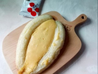 14、香蕉船,铲到披萨板上，准备蔓越莓干。