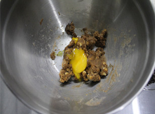 3、用可以吃的杯子装奶油——曲奇奶油杯 ,在混合好的黄油糖里放入蛋黄，混合均匀。