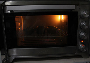 8、用可以吃的杯子装奶油——曲奇奶油杯 ,放入预热好180度的烤箱烤30分钟左右即可。