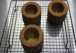 9、用可以吃的杯子装奶油——曲奇奶油杯 ,烤好的曲奇杯子倒出来晾凉。