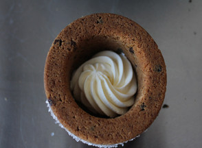 10、用可以吃的杯子装奶油——曲奇奶油杯 ,在曲奇杯子里挤上适量打发的淡奶油。