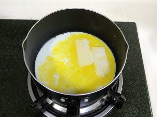2、抹茶蔓越莓麻薯,把牛奶和黄油一起放入奶锅中，小火加热至黄油融化。