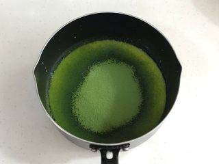 5、抹茶蔓越莓麻薯,筛入抹茶粉。